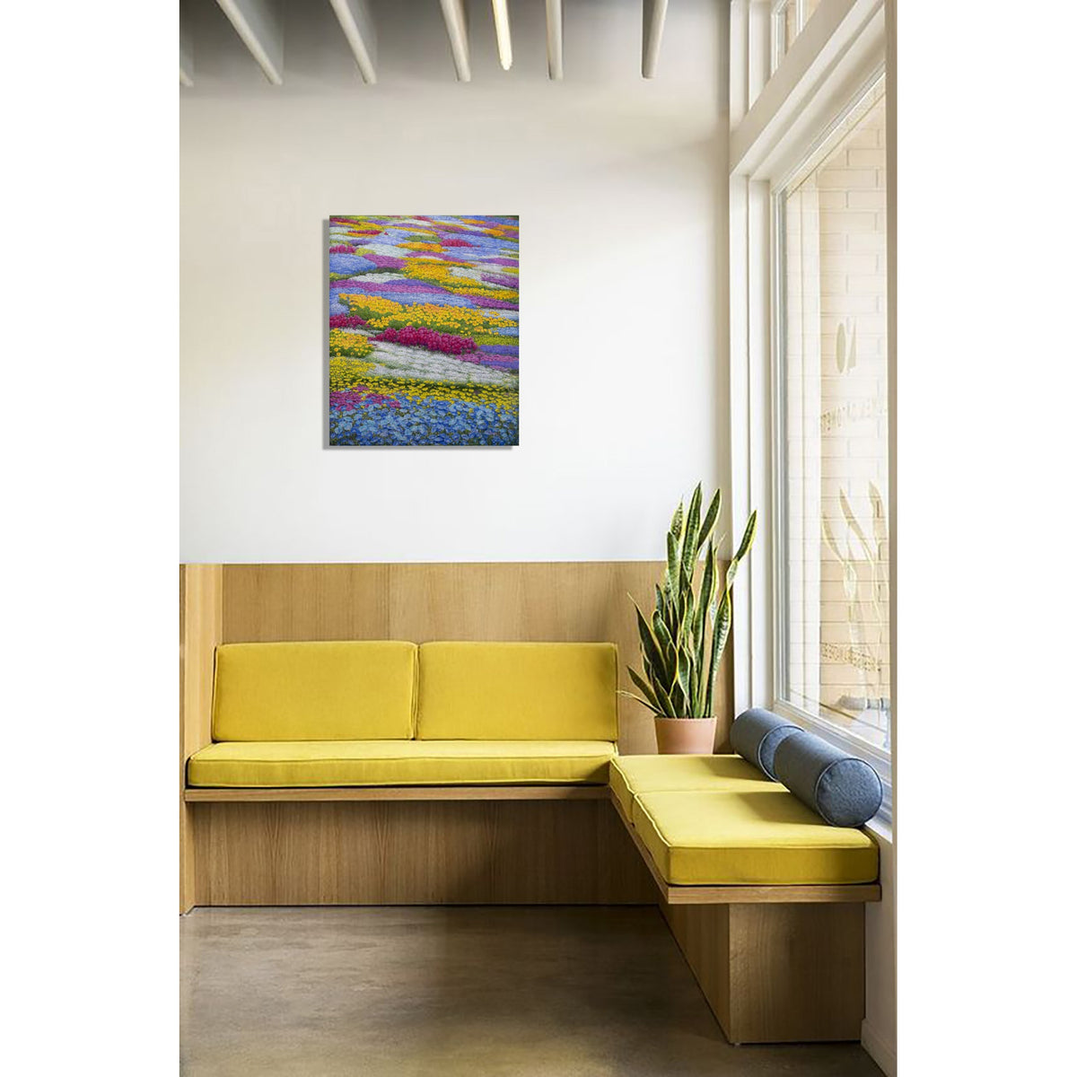 Ambientación de Endless Bloom: Floral Symphony con banco amarillo; la pintura se entrega enrollada