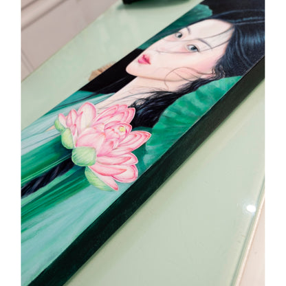 Anastasia Woron “The Guardian of the Lotus” – Óleo Original Firmado 60×20 cm (2026)