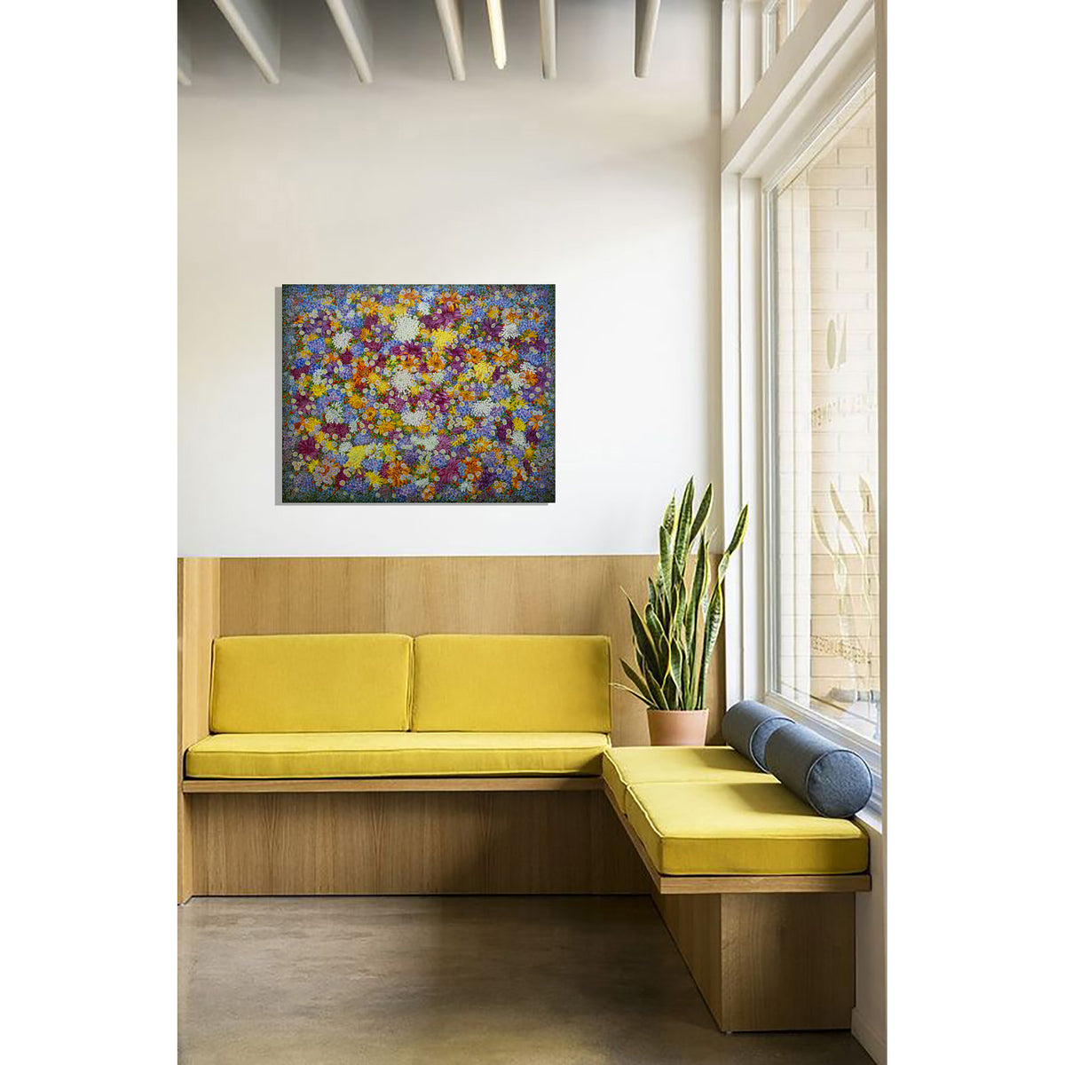 Vista de ambientación de Endless Bloom: Quiet Abundance en interior con sofá amarillo