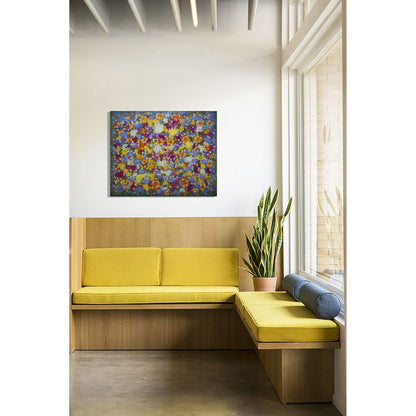 Vista de ambientación de Endless Bloom: Quiet Abundance en interior con sofá amarillo