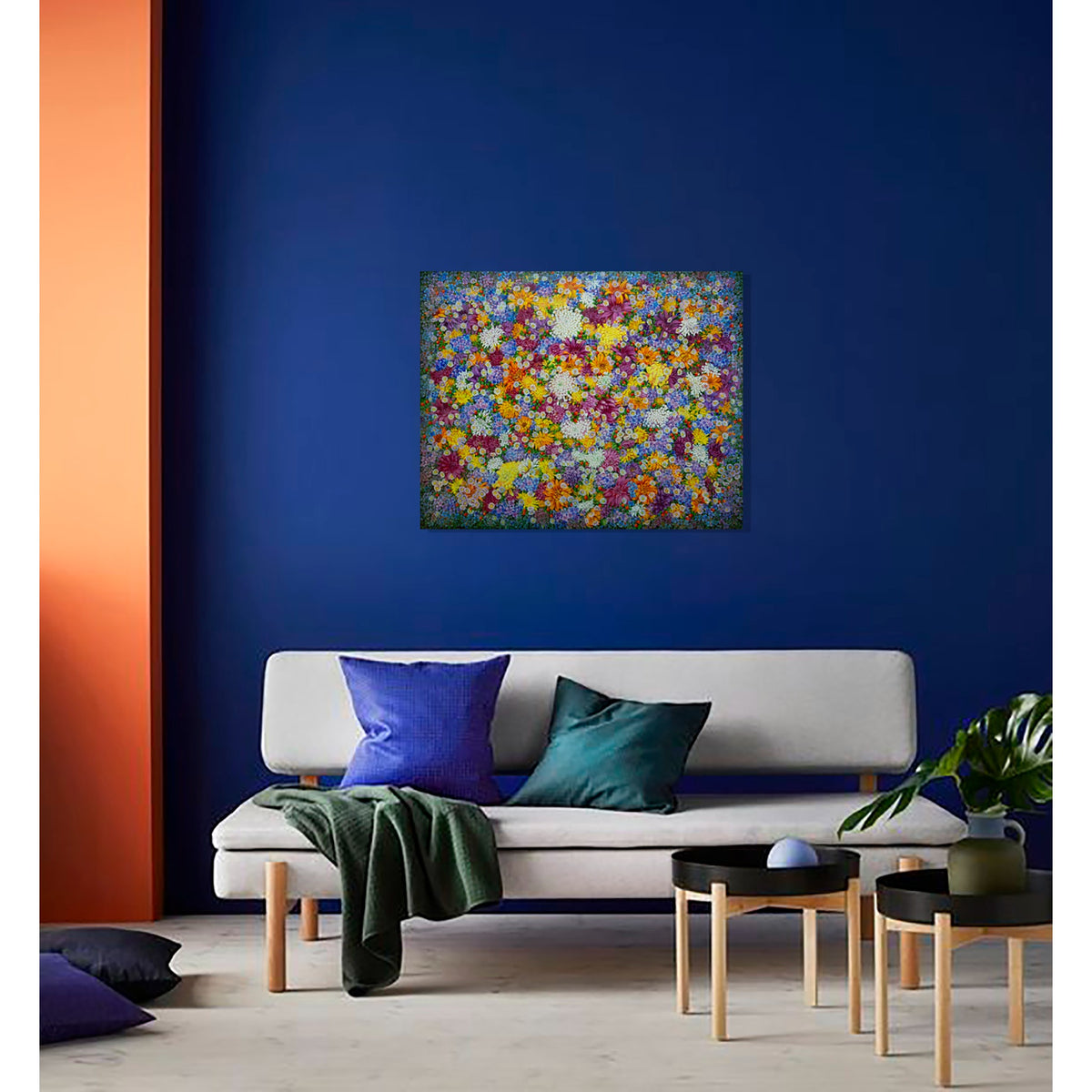 Vista de ambientación de Endless Bloom: Quiet Abundance sobre pared azul