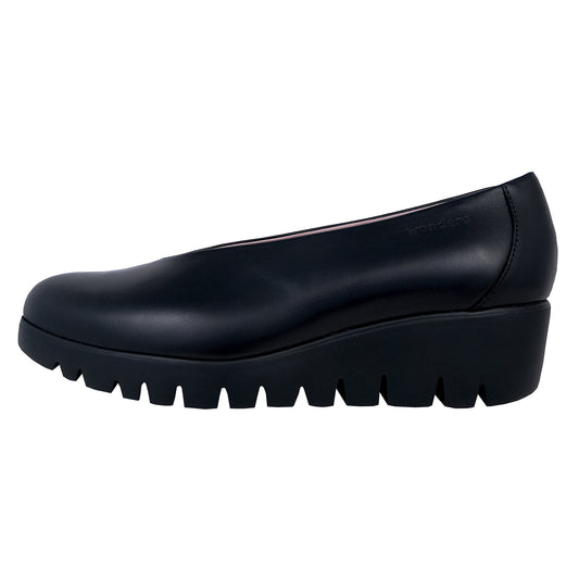Wonders Fly: Black Leather Wedge Shoes C-33100