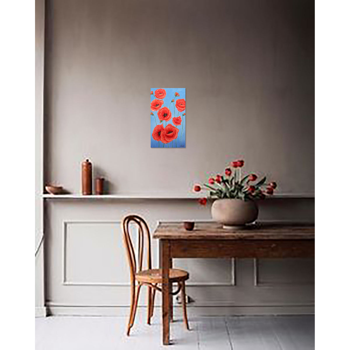 Ambientación de Poppies on blue en un comedor de tonos neutros; pintura presentada montada sobre bastidor