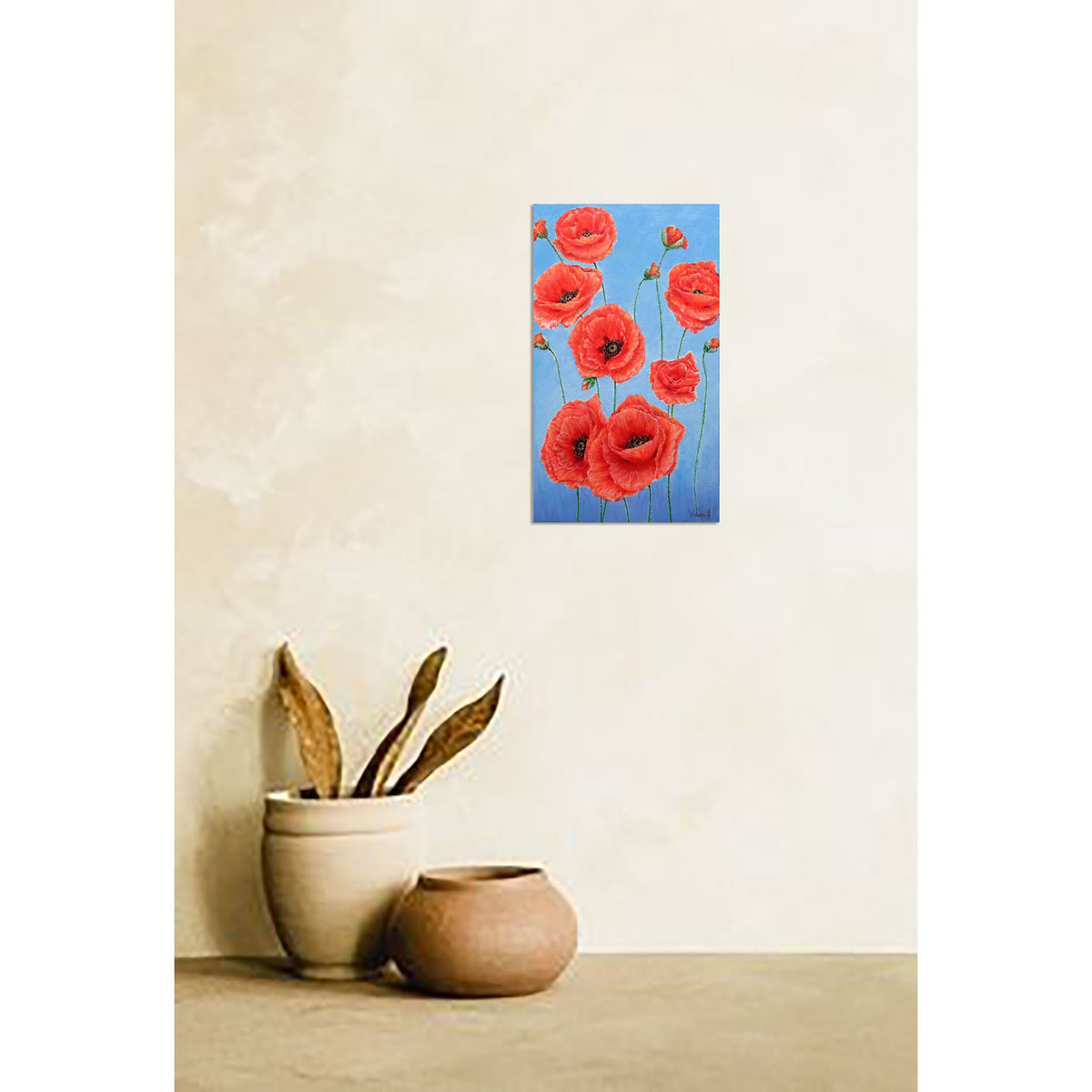 Simulación decorativa de Poppies on blue sobre pared clara con cerámica; obra entregada en bastidor