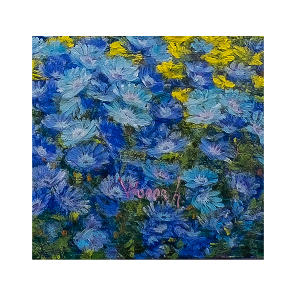 Firma de Anastasia Woron entre flores azules en Endless Bloom: Floral Symphony